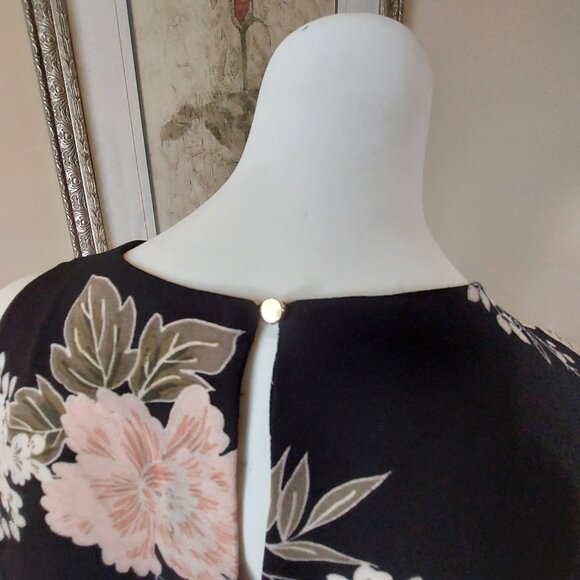 Dynamite Sleeveless Floral Top - Picture 5 of 15